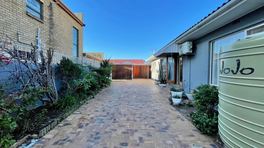 4 Bedroom Property for Sale in Gordons Bay Central Western Cape